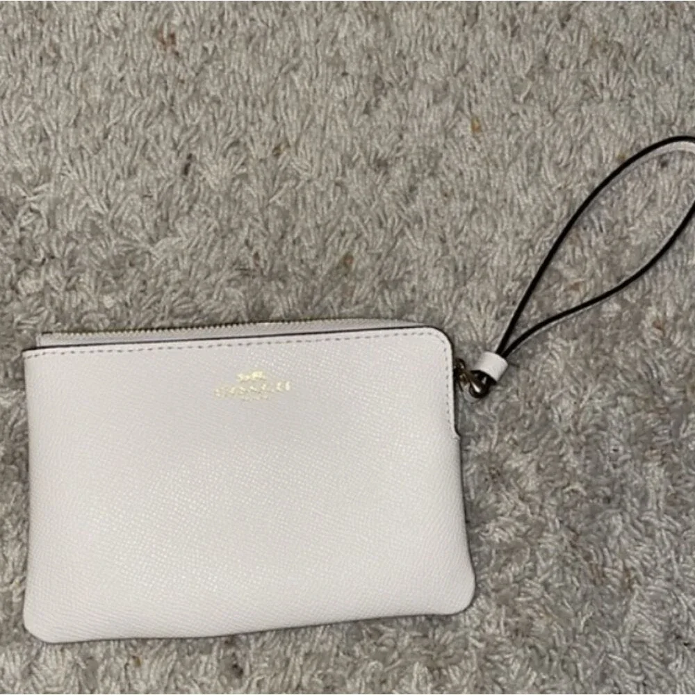 Coach Corner Zip Wristlet in White Signature Canvas NWT Authentic Mini Bag